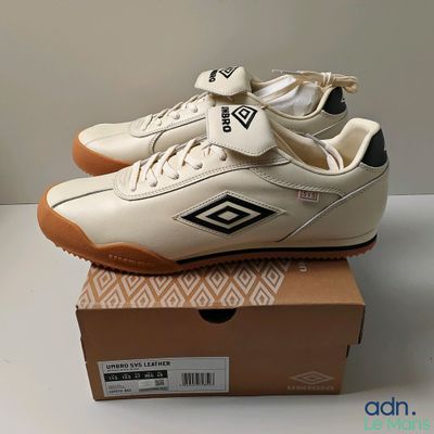 une boîte sur laquelle est posée une paire de chaussures