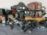 de nombreux modèles d'appareils photo exposés sur une table