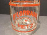 un verre dont le bord est de couleur orange