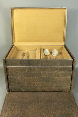 une boîte avec une montre à l'intérieur sur une table