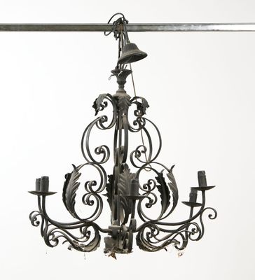 une image représentant un lustre suspendu à un mât sur un mur blanc