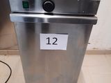 une photo d'un réfrigérateur en acier inoxydable sur lequel figure le chiffre 12