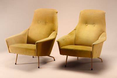 Guy BESNARD (XXème siècle) Paire de fauteuil sur piètement e…