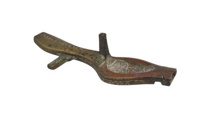 une image représentant un objet métallique sur fond blanc