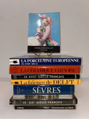 plusieurs livres sont empilés sur une table