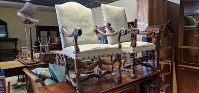 deux chaises posées sur une table dans une pièce