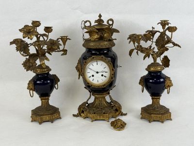 trois vases et une horloge posés sur une table