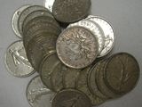 une pile de pièces de monnaie posée sur une table