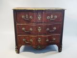 une commode ancienne avec un plateau en marbre sur fond blanc