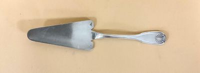 une spatule en métal avec un manche, posée sur une table
