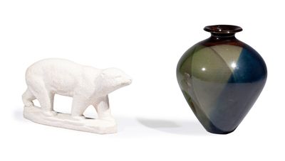 deux vases placés l'un à côté de l'autre
