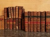 beaucoup de vieux livres posés sur une table