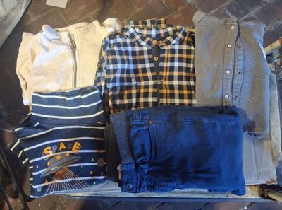 un tas de vêtements posés sur une table