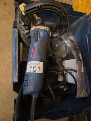 une boîte bleue contenant des outils sur le sol