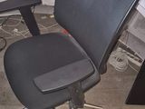 une chaise de bureau noire assise devant un bureau d'ordinateur