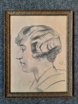 un vieux dessin d'une femme avec un chapeau sur la tête