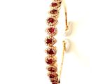 gros plan d'une bague en diamant et rubis sur fond blanc