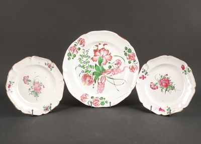 trois assiettes à motifs floraux posées sur une table
