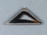 un objet de forme triangulaire présentant un motif noir et blanc