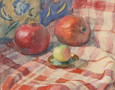 deux pommes dans une assiette posée sur une nappe