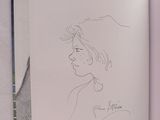 dessin au crayon représentant le visage d'une femme dans un livre