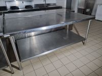 1 table en inox avec tablette d'entretoise (200x100cm)