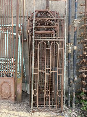 Lot de grilles en fer forgé. Différents modèles et dimension…