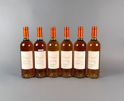 quatre bouteilles de vin sont alignées