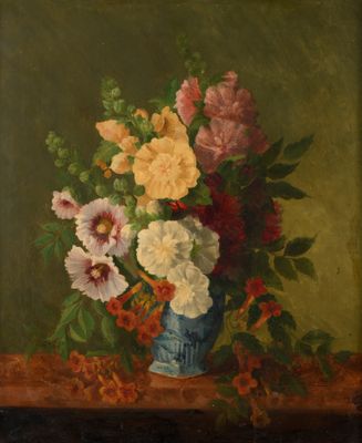tableau représentant des fleurs dans un vase posé sur une table, sur fond vert