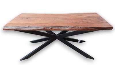 un gros plan d'une table en bois avec des pieds en métal sur fond blanc