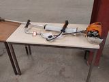 une photo d'une table sur laquelle sont posés des outils