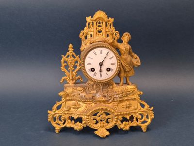une horloge en or posée sur une table