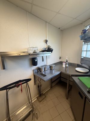 Comptoir en inox avec lave main intégré