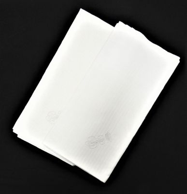 un morceau de papier blanc posé sur une surface noire