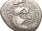 un gros plan d'une pièce de monnaie avec un visage dessus