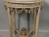 une table richement sculptée, dotée d'un plateau en marbre