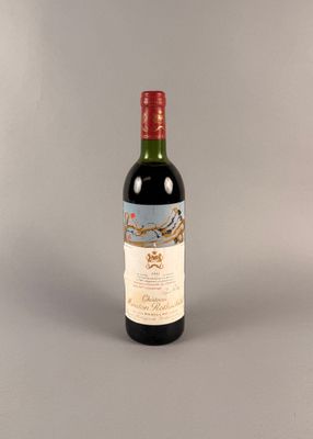 une bouteille de vin posée sur une table