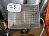 un panier en métal sur lequel est accrochée une pancarte portant l'inscription « fs »