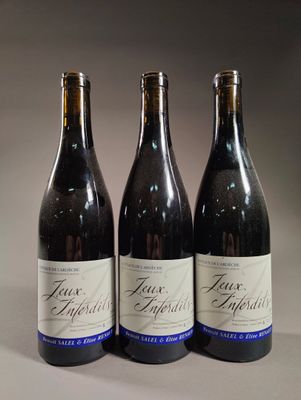 trois bouteilles de vin sont alignées sur une table