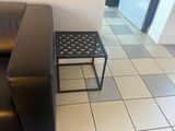 un canapé et une table dans le coin d'une pièce