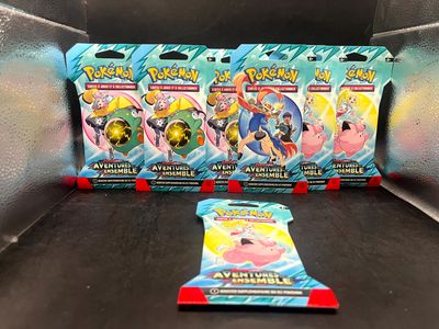 gros plan d'une boîte de cartes pokemon sur une table