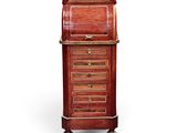 un bureau ancien muni de tiroirs et d'un plateau en marbre