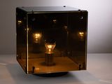 une image représentant une ampoule dans une boîte en verre
