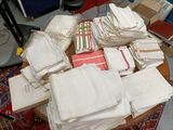 une pile de serviettes pliées posée sur une table devant un ordinateur