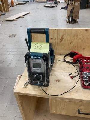 deux postes de radio posés sur une table en bois dans une pièce
