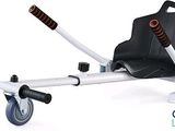 un gros plan sur la trottinette d'un jeune enfant sur fond blanc