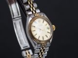 une photo d'une montre Rolex pour femme avec un bracelet bicolore