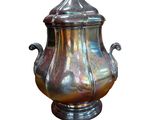 un vase en argent muni d'un couvercle, sur fond blanc