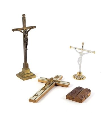 une croix, une Bible et un crucifix sur fond blanc