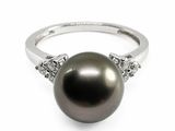 une image représentant une bague en perle noire et diamants sur fond blanc